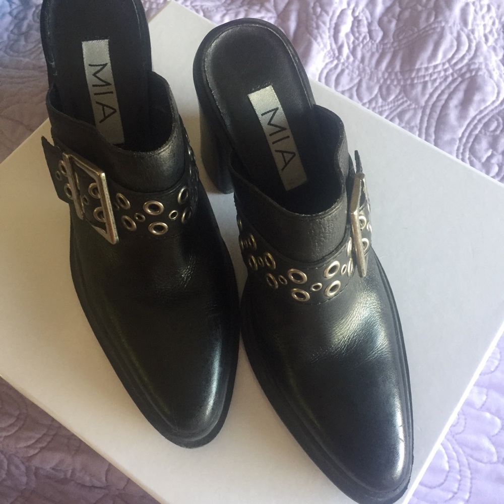 MIA slip on boot
